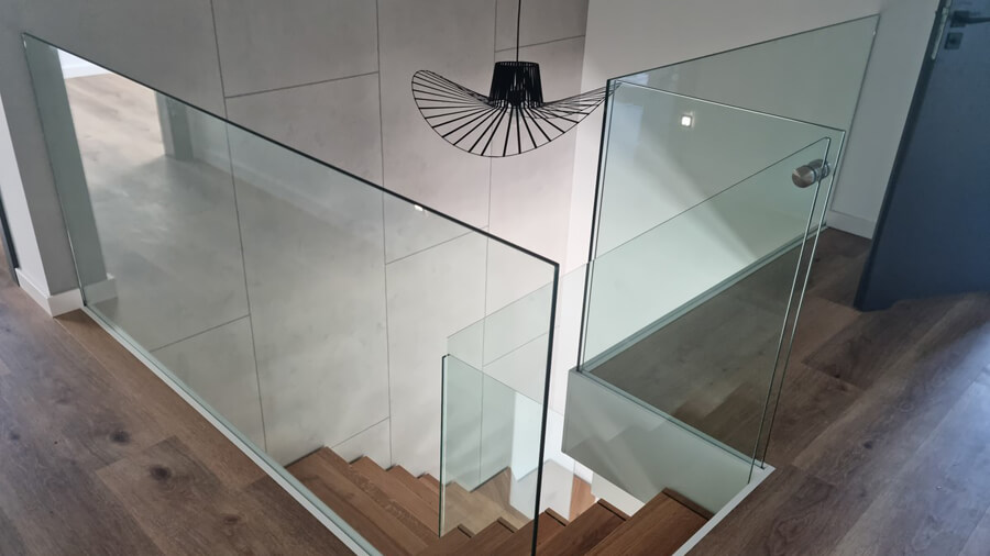 Balustrady szklane lub z elementami szkła