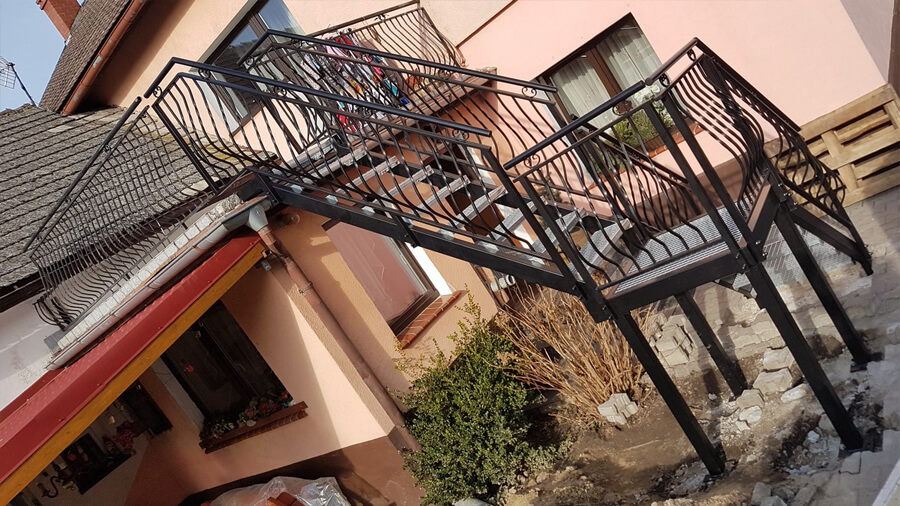 zewnętrzne schody metalowe z metalową balustradą