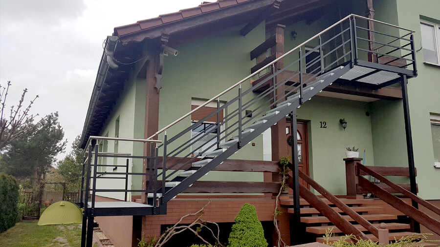 Metalowe schody zewnętrzne do domu i firmy